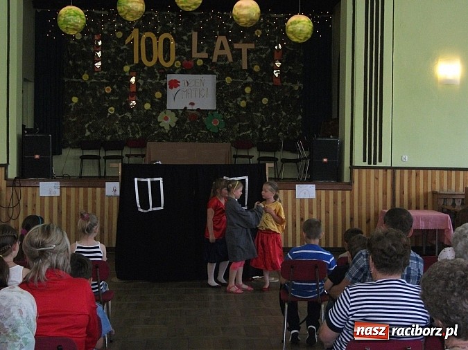 Zdjęcie w galerii na portalu naszraciborz.pl: Występy artystyczne z okazji Dnia Matki w Borucinie wiadomości z regionu