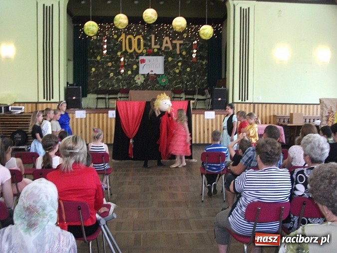 Zdjęcie w galerii na portalu naszraciborz.pl: Występy artystyczne z okazji Dnia Matki w Borucinie wiadomości z regionu