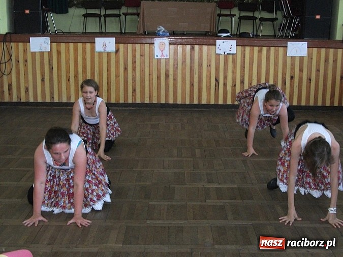 Zdjęcie w galerii na portalu naszraciborz.pl: Występy artystyczne z okazji Dnia Matki w Borucinie wiadomości z regionu