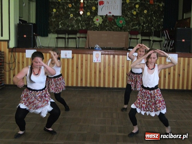 Zdjęcie w galerii na portalu naszraciborz.pl: Występy artystyczne z okazji Dnia Matki w Borucinie wiadomości z regionu