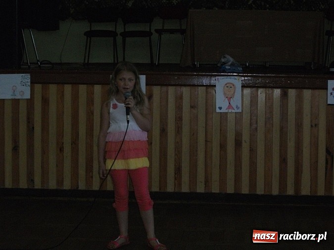 Zdjęcie w galerii na portalu naszraciborz.pl: Występy artystyczne z okazji Dnia Matki w Borucinie wiadomości z regionu
