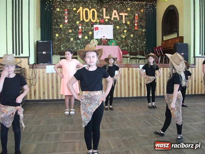 Zdjęcie w galerii na portalu naszraciborz.pl: Występy artystyczne z okazji Dnia Matki w Borucinie wiadomości z regionu