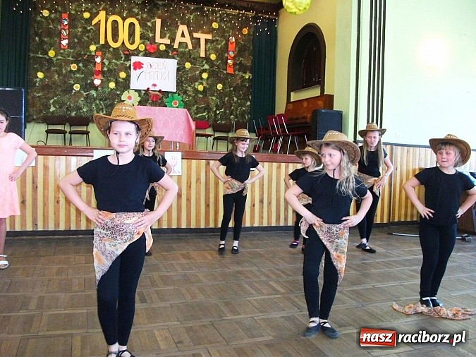Zdjęcie w galerii na portalu naszraciborz.pl: Występy artystyczne z okazji Dnia Matki w Borucinie wiadomości z regionu