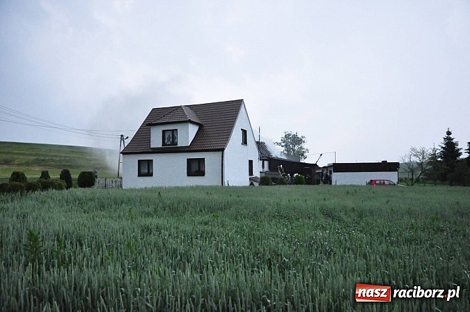 Zdjęcie w galerii na portalu naszraciborz.pl: W Raciborzu Miedoni piorun uderzył w budynek gospodarczy wiadomości z regionu