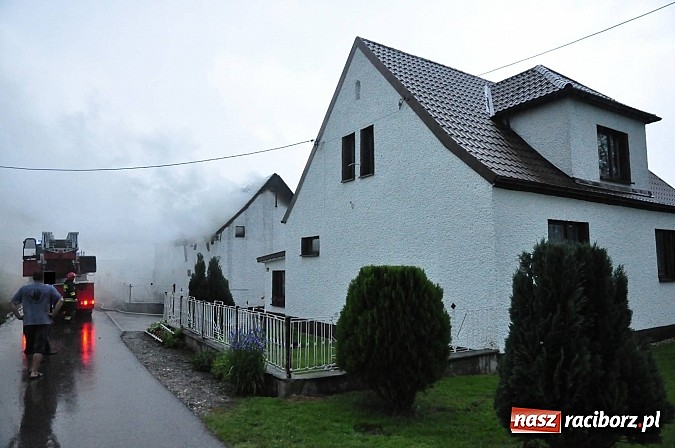 Zdjęcie w galerii na portalu naszraciborz.pl: W Raciborzu Miedoni piorun uderzył w budynek gospodarczy wiadomości z regionu