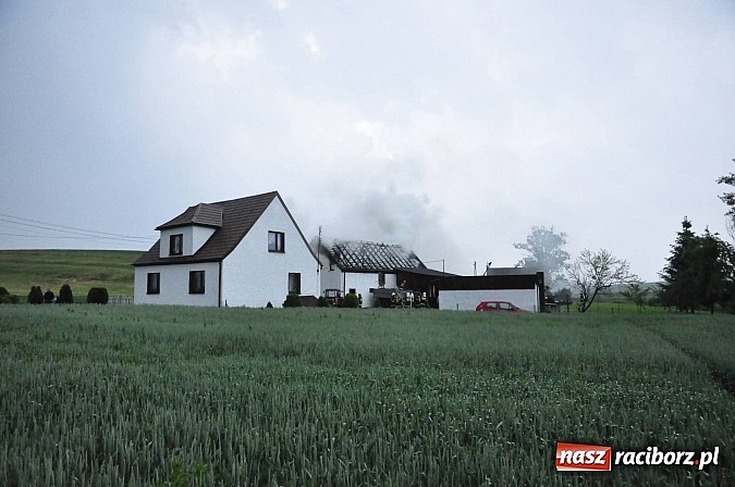 Zdjęcie w galerii na portalu naszraciborz.pl: W Raciborzu Miedoni piorun uderzył w budynek gospodarczy wiadomości z regionu