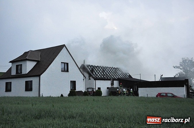 Zdjęcie w galerii na portalu naszraciborz.pl: W Raciborzu Miedoni piorun uderzył w budynek gospodarczy wiadomości z regionu