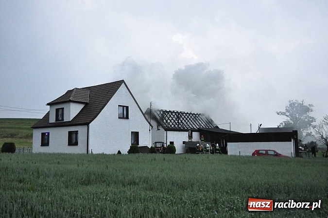 Zdjęcie w galerii na portalu naszraciborz.pl: W Raciborzu Miedoni piorun uderzył w budynek gospodarczy wiadomości z regionu