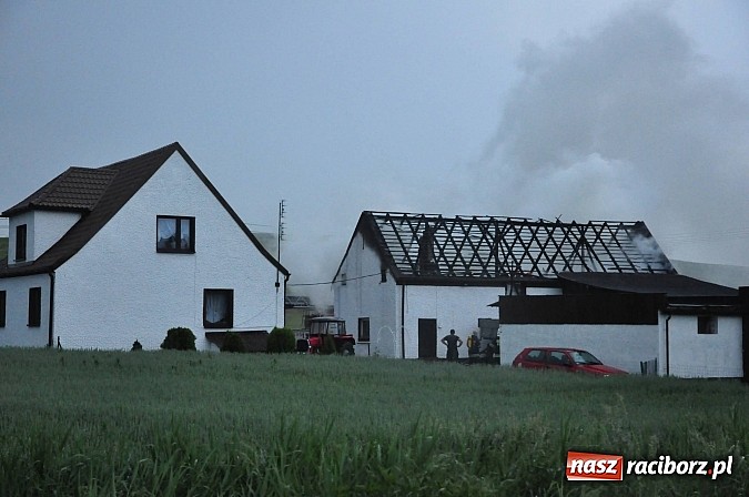 Zdjęcie w galerii na portalu naszraciborz.pl: W Raciborzu Miedoni piorun uderzył w budynek gospodarczy wiadomości z regionu