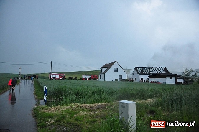 Zdjęcie w galerii na portalu naszraciborz.pl: W Raciborzu Miedoni piorun uderzył w budynek gospodarczy wiadomości z regionu