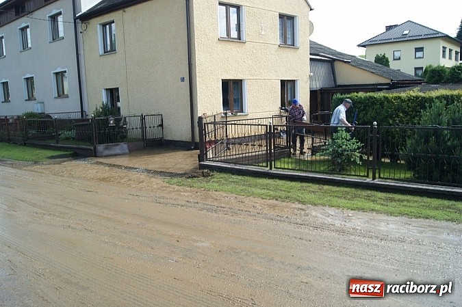 Zdjęcie w galerii na portalu naszraciborz.pl: Skutki nawałnicy. Owsiszcze zalane błotem  wiadomości z regionu