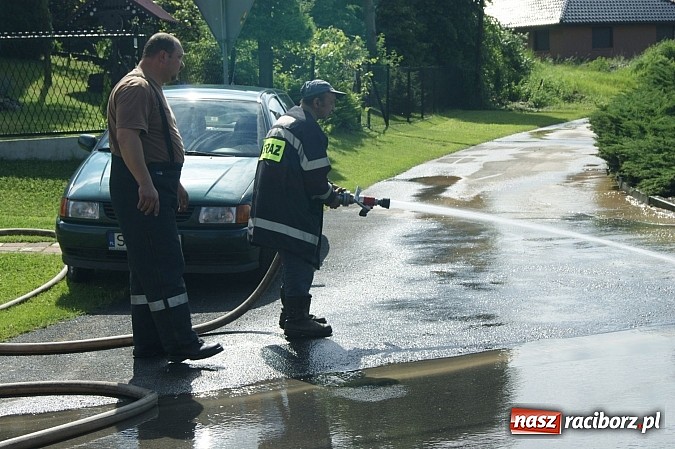 Zdjęcie w galerii na portalu naszraciborz.pl: Skutki nawałnicy. Owsiszcze zalane błotem  wiadomości z regionu