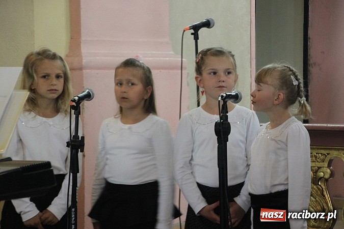 Zdjęcie w galerii na portalu naszraciborz.pl: Dziecięcy ch&oacute;r Eichendorffa koncertuje z okazji Dnia Matki wiadomości z regionu