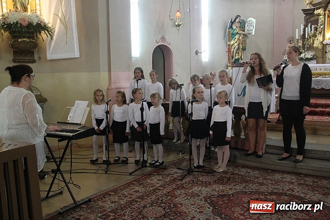 Zdjęcie w galerii na portalu naszraciborz.pl: Dziecięcy ch&oacute;r Eichendorffa koncertuje z okazji Dnia Matki wiadomości z regionu