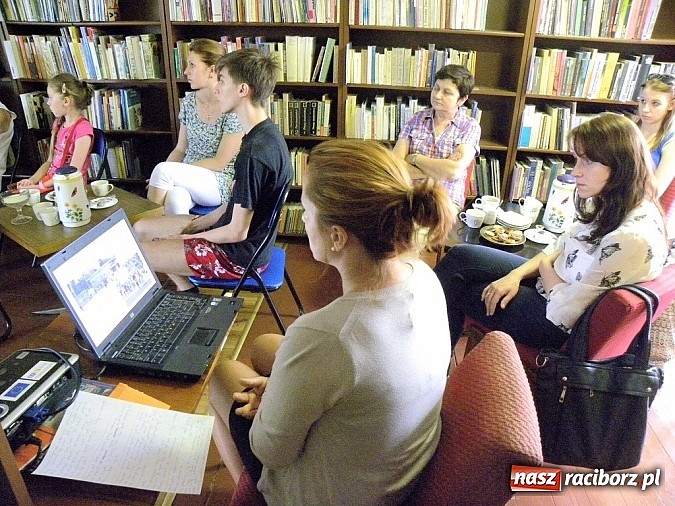 Zdjęcie w galerii na portalu naszraciborz.pl: Pomarańczowa Antalaya w bibliotece wiadomości z regionu
