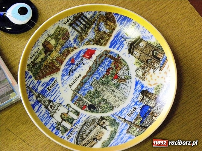 Zdjęcie w galerii na portalu naszraciborz.pl: Pomarańczowa Antalaya w bibliotece wiadomości z regionu