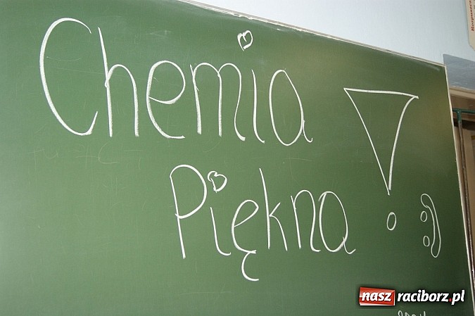 Zdjęcie w galerii na portalu naszraciborz.pl: Chemia piękna, czyli warsztaty w ZSZ wiadomości z regionu