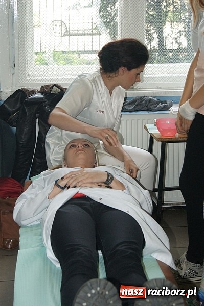 Zdjęcie w galerii na portalu naszraciborz.pl: Chemia piękna, czyli warsztaty w ZSZ wiadomości z regionu