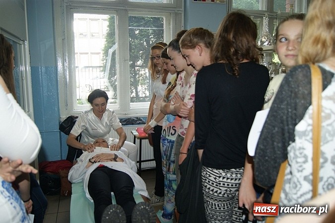 Zdjęcie w galerii na portalu naszraciborz.pl: Chemia piękna, czyli warsztaty w ZSZ wiadomości z regionu