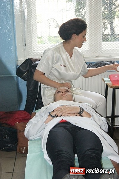 Zdjęcie w galerii na portalu naszraciborz.pl: Chemia piękna, czyli warsztaty w ZSZ wiadomości z regionu