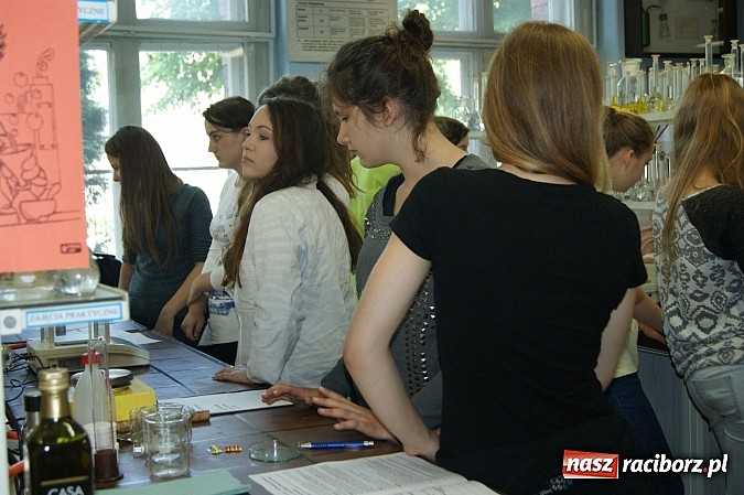 Zdjęcie w galerii na portalu naszraciborz.pl: Chemia piękna, czyli warsztaty w ZSZ wiadomości z regionu