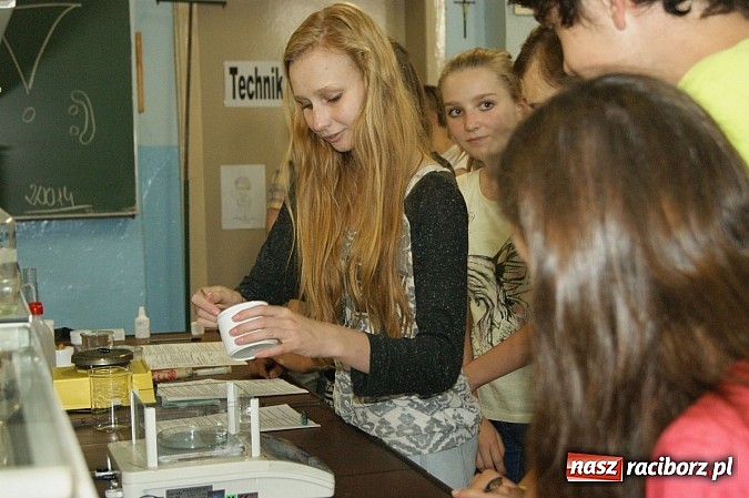 Zdjęcie w galerii na portalu naszraciborz.pl: Chemia piękna, czyli warsztaty w ZSZ wiadomości z regionu