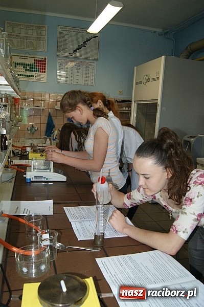 Zdjęcie w galerii na portalu naszraciborz.pl: Chemia piękna, czyli warsztaty w ZSZ wiadomości z regionu
