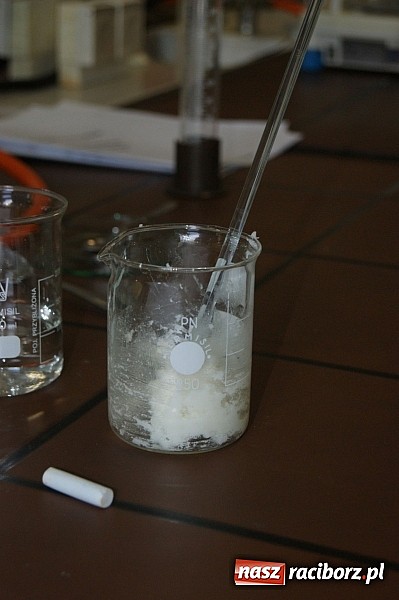 Zdjęcie w galerii na portalu naszraciborz.pl: Chemia piękna, czyli warsztaty w ZSZ wiadomości z regionu