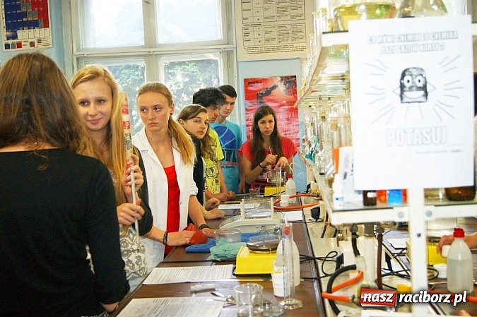 Zdjęcie w galerii na portalu naszraciborz.pl: Chemia piękna, czyli warsztaty w ZSZ wiadomości z regionu