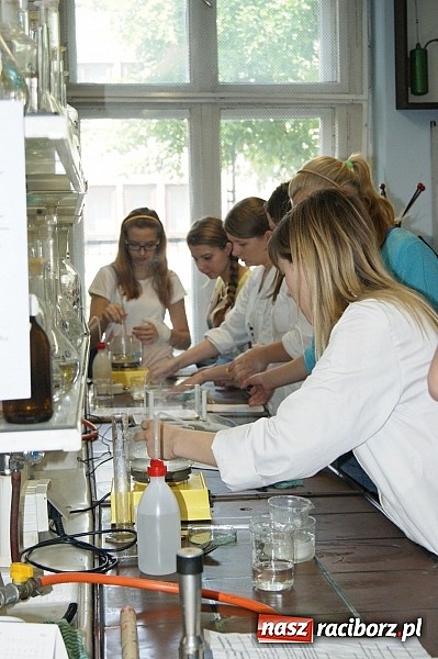 Zdjęcie w galerii na portalu naszraciborz.pl: Chemia piękna, czyli warsztaty w ZSZ wiadomości z regionu