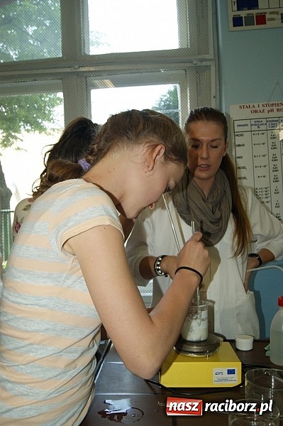 Zdjęcie w galerii na portalu naszraciborz.pl: Chemia piękna, czyli warsztaty w ZSZ wiadomości z regionu