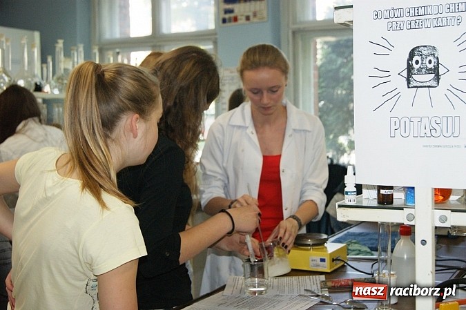 Zdjęcie w galerii na portalu naszraciborz.pl: Chemia piękna, czyli warsztaty w ZSZ wiadomości z regionu