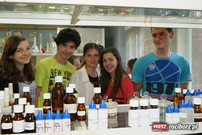 Zdjęcie w galerii na portalu naszraciborz.pl: Chemia piękna, czyli warsztaty w ZSZ wiadomości z regionu