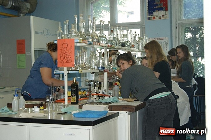 Zdjęcie w galerii na portalu naszraciborz.pl: Chemia piękna, czyli warsztaty w ZSZ wiadomości z regionu