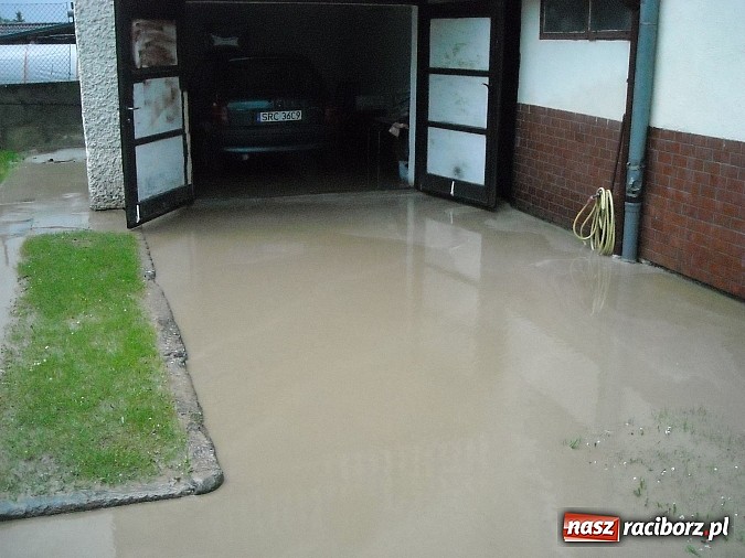 Zdjęcie w galerii na portalu naszraciborz.pl: Usuwali błoto z jezdni i pomagali w zabezpieczaniu posesji wiadomości z regionu