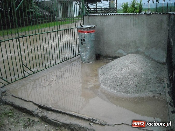 Zdjęcie w galerii na portalu naszraciborz.pl: Usuwali błoto z jezdni i pomagali w zabezpieczaniu posesji wiadomości z regionu