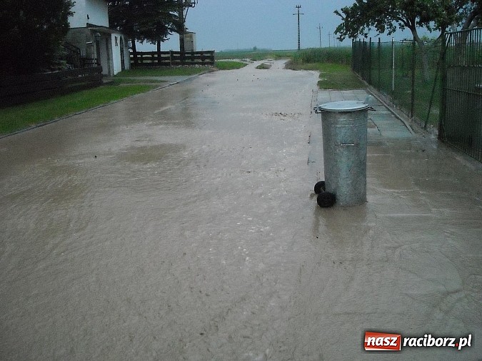 Zdjęcie w galerii na portalu naszraciborz.pl: Usuwali błoto z jezdni i pomagali w zabezpieczaniu posesji wiadomości z regionu