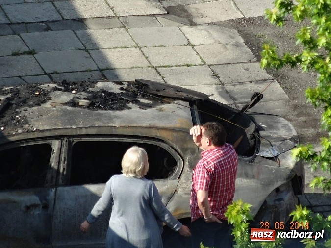 Zdjęcie w galerii na portalu naszraciborz.pl: Pożar garażu przy Częstochowskiej - zobacz wideo nadesłane przez Czytelnika wiadomości z regionu