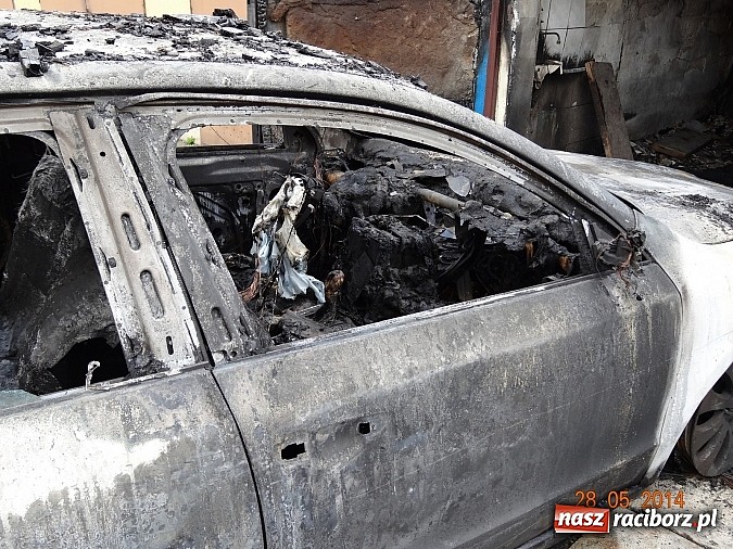 Zdjęcie w galerii na portalu naszraciborz.pl: Pożar garażu przy Częstochowskiej - zobacz wideo nadesłane przez Czytelnika wiadomości z regionu