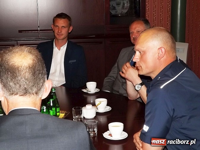 Zdjęcie w galerii na portalu naszraciborz.pl: Prezydent wręczył nagrody zasłużonym mundurowym i mechanikowi wiadomości z regionu