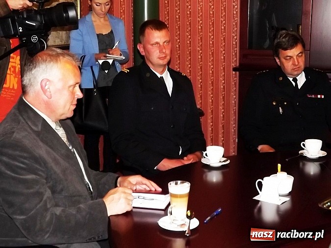 Zdjęcie w galerii na portalu naszraciborz.pl: Prezydent wręczył nagrody zasłużonym mundurowym i mechanikowi wiadomości z regionu