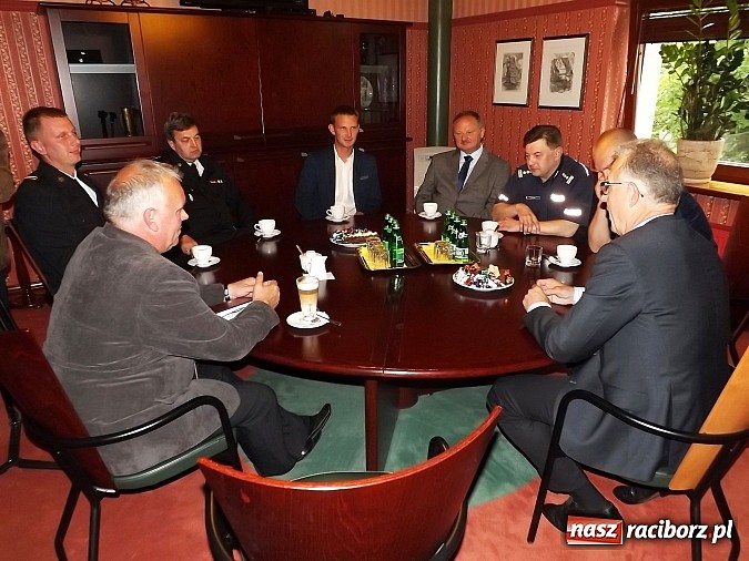 Zdjęcie w galerii na portalu naszraciborz.pl: Prezydent wręczył nagrody zasłużonym mundurowym i mechanikowi wiadomości z regionu