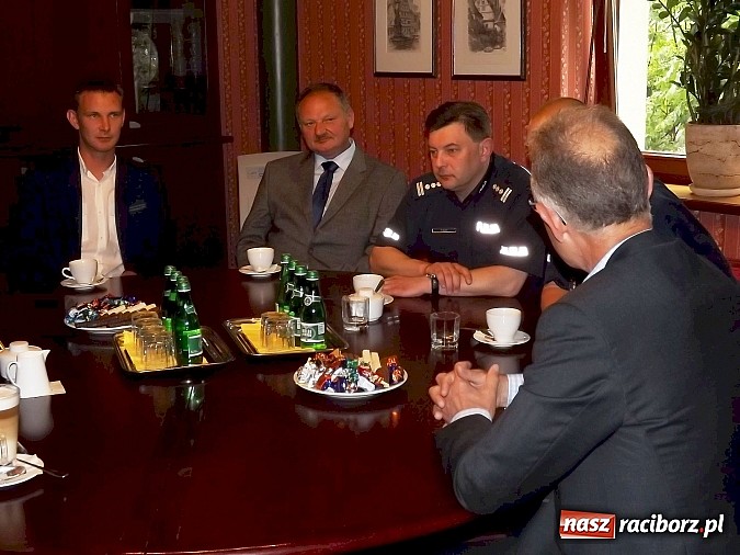 Zdjęcie w galerii na portalu naszraciborz.pl: Prezydent wręczył nagrody zasłużonym mundurowym i mechanikowi wiadomości z regionu