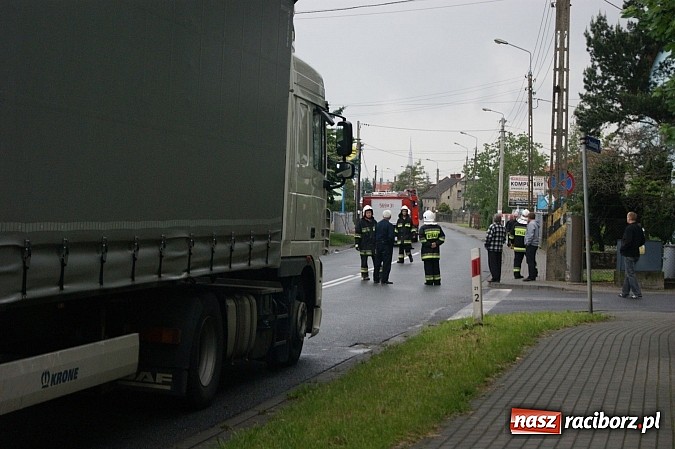 Zdjęcie w galerii na portalu naszraciborz.pl: Pełne ręce roboty strażak&oacute;w z powodu nieszczelnego baku wiadomości z regionu