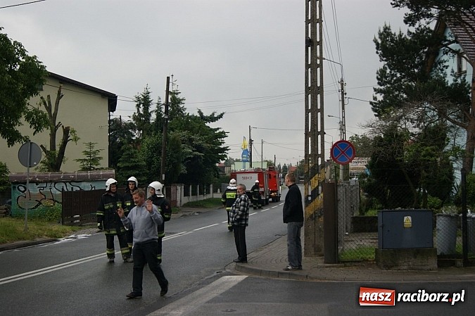 Zdjęcie w galerii na portalu naszraciborz.pl: Pełne ręce roboty strażak&oacute;w z powodu nieszczelnego baku wiadomości z regionu