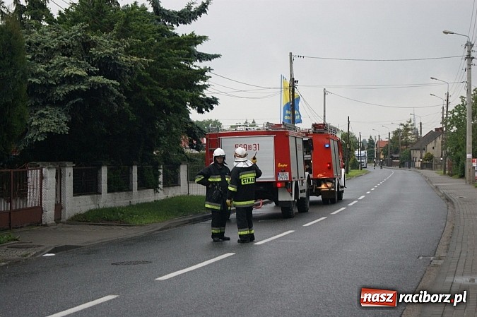 Zdjęcie w galerii na portalu naszraciborz.pl: Pełne ręce roboty strażak&oacute;w z powodu nieszczelnego baku wiadomości z regionu