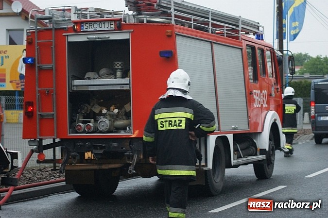 Zdjęcie w galerii na portalu naszraciborz.pl: Pełne ręce roboty strażak&oacute;w z powodu nieszczelnego baku wiadomości z regionu