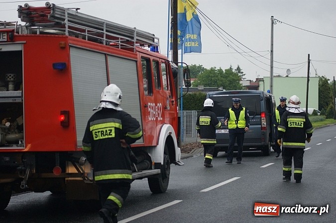 Zdjęcie w galerii na portalu naszraciborz.pl: Pełne ręce roboty strażak&oacute;w z powodu nieszczelnego baku wiadomości z regionu