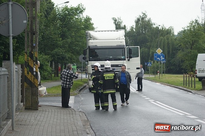 Zdjęcie w galerii na portalu naszraciborz.pl: Pełne ręce roboty strażak&oacute;w z powodu nieszczelnego baku wiadomości z regionu