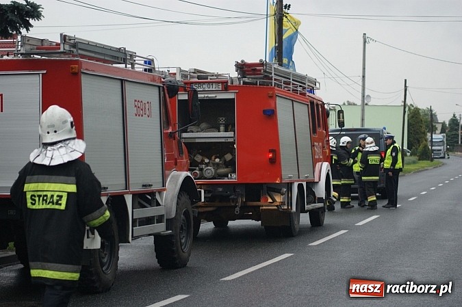 Zdjęcie w galerii na portalu naszraciborz.pl: Pełne ręce roboty strażak&oacute;w z powodu nieszczelnego baku wiadomości z regionu